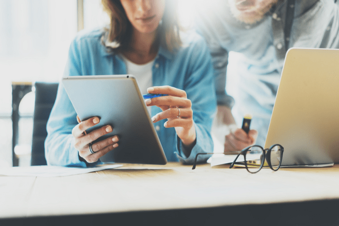 Optimizing your b2b content marketing strategy turning contacts into clients