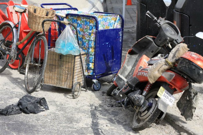 Who is john smith and why is he abandoning shopping carts