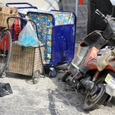 Who is john smith and why is he abandoning shopping carts